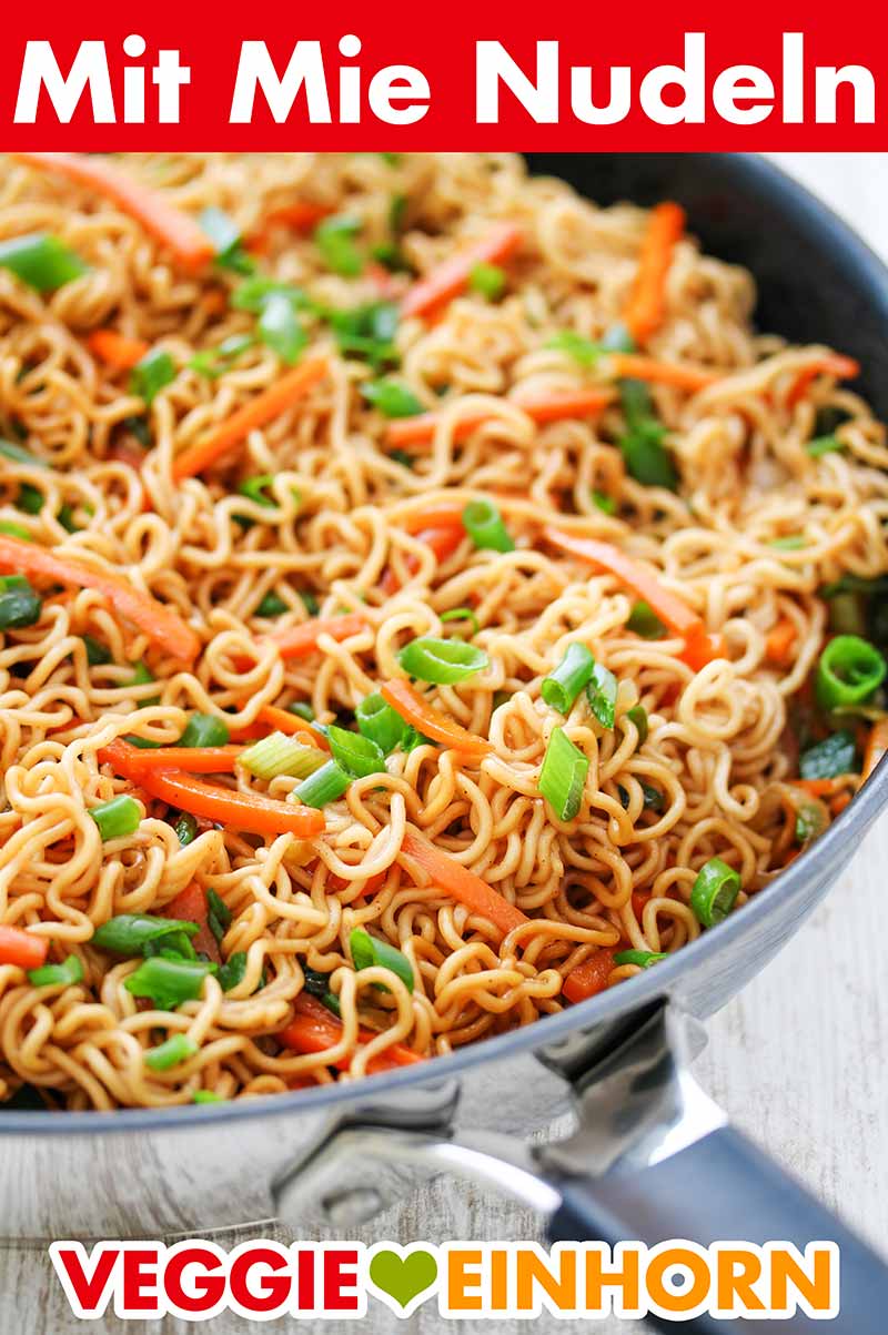 Pfanne mit gebratenen chinesischen Mie Nudeln Gebratene Nudeln mit Mie Nudeln in einer Pfanne
