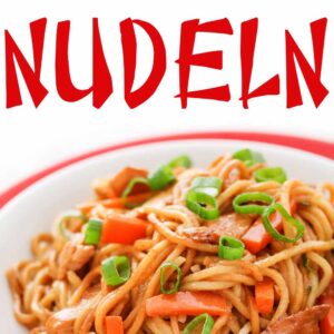 Teller mit gebratenen chinesischen Nudeln