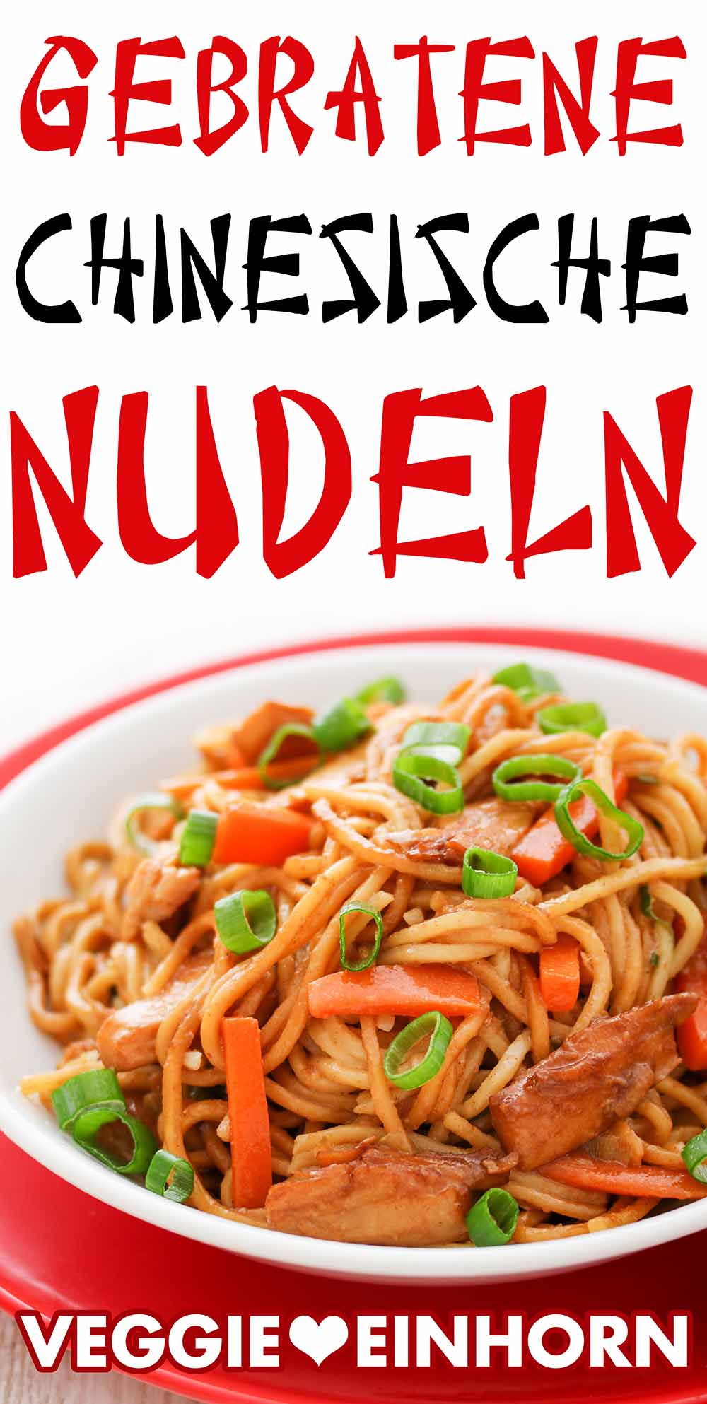Chinesische gebratene Nudeln mit Möhren und Frühlingszwiebeln Teller mit gebratenen chinesischen Nudeln