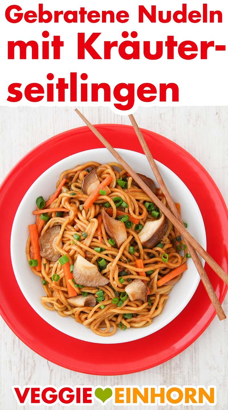 Vegane chinesische Bratnudeln mit Kräuterseitlingen Gebratene chinesische Nudeln mit Kräuterseitlingen