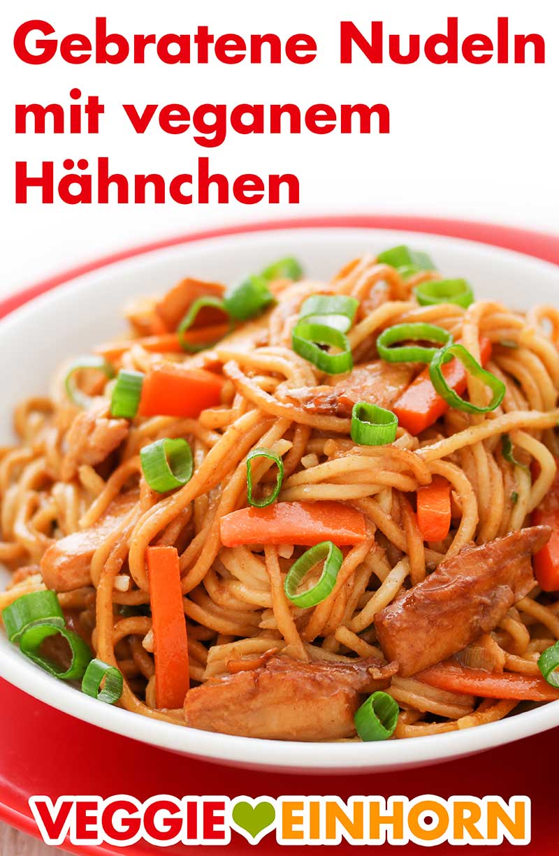 Chinesische Bratnudeln mit veganem Hähnchen Gebratene chinesische Nudeln mit veganem Hähnchenfleisch