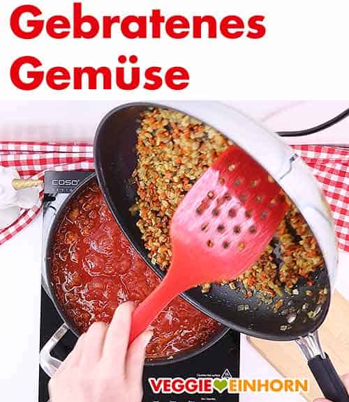 Gebratenes Gemüse in die Pfanne geben