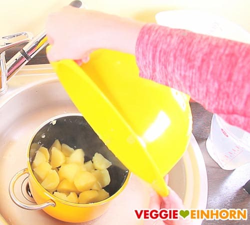Gekochte Kartoffeln wieder in Topf geben