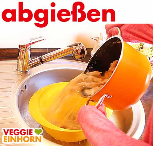 Die gekochten Sojaschnetzel abgießen. Die gekochten Sojaschnetzel abgießen.