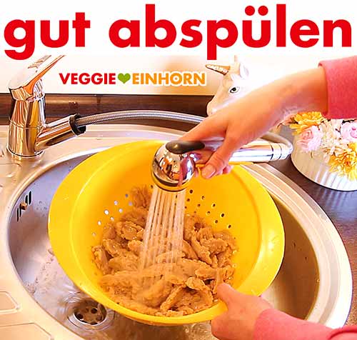 Die gekochten Sojaschnetzel gut abspülen. Die gekochten Sojaschnetzel gut abspülen.