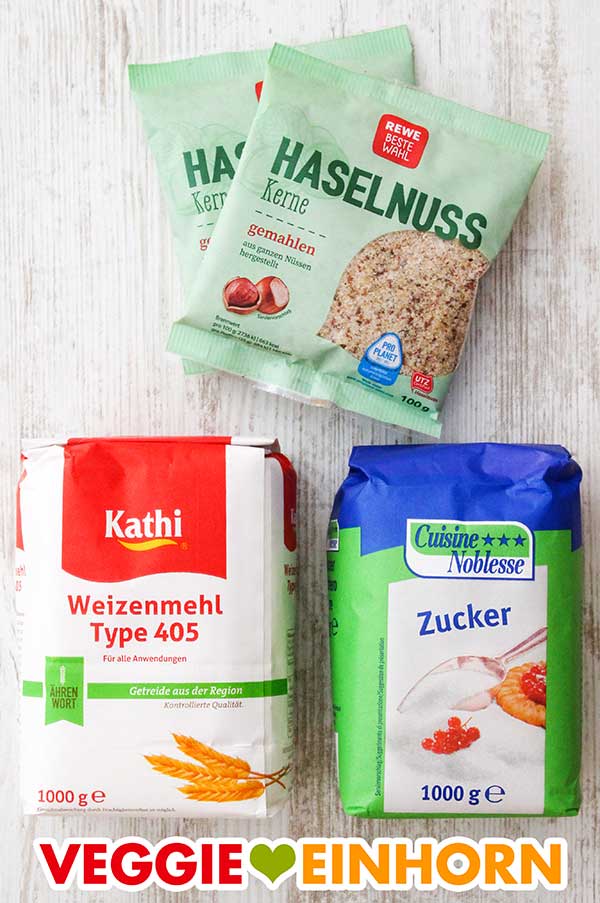 Zwei Packungen gemahlene Nüsse, eine Packung Weizenmehl Type 405, eine Packung Zucker