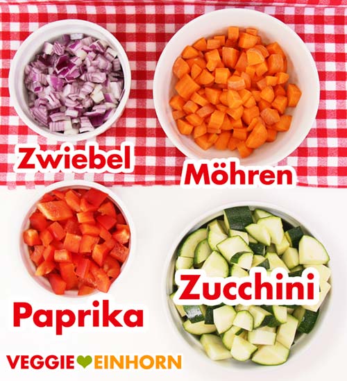 Geschnittenes Gemüse: Zwiebel, Möhren, Paprika, Zucchini