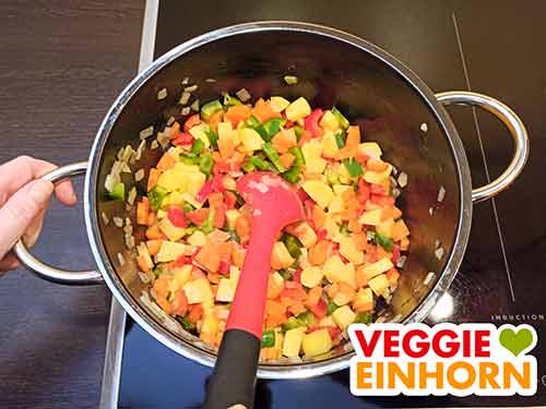 5 Minuten braten Gemüse wird im Topf gebraten