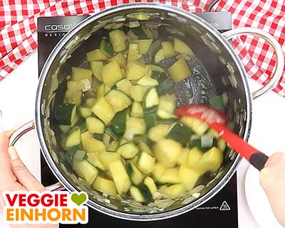 Gemüse für Zucchinisuppe anbraten Gemüse für Zucchinisuppe anbraten