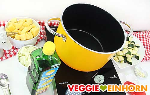 Gemüse und Topf für Zucchinisuppe Gemüse und Topf für Zucchinisuppe