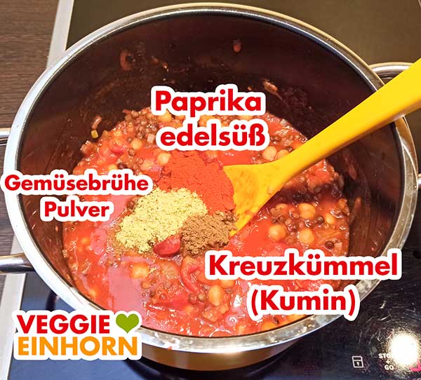 Gemüsebrühe Pulver, Paprika edelsüß und Kumin Gewürze für den Eintopf im Topf