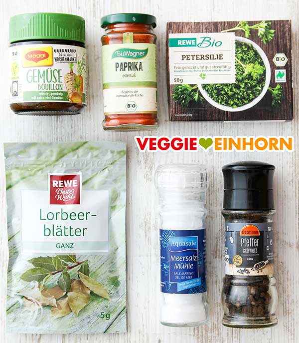 Gemüsebrühe Pulver, Paprika edelsüß, tiefgekühlte TK Petersilie, Lorbeerblätter, Salz, Pfeffer