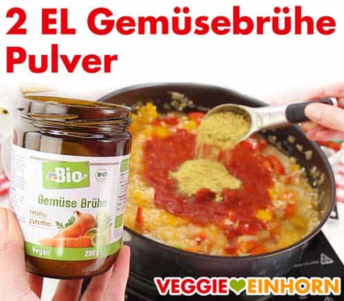 Vegane Paella wird gewürzt mit Gemüsebrühe Pulver