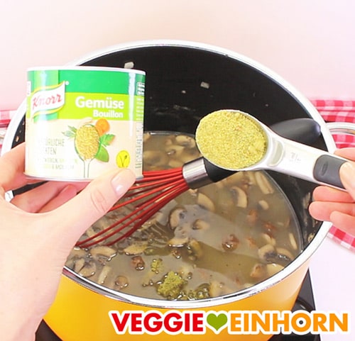 Gemüsebrühe Pulver mit Suppe im Topf