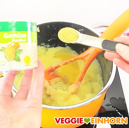 Veganen Kartoffelbrei würzen mit Gemüsebrühe Pulver