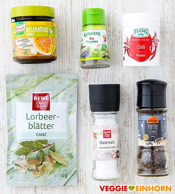 Gemüsebrühe, Thymian, Chiliflocken, Lorbeerblätter