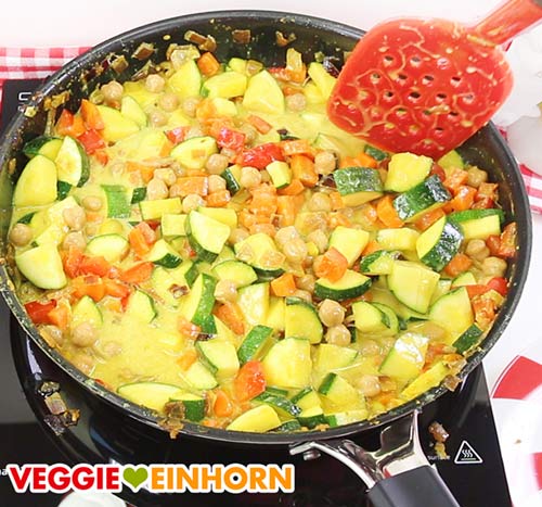 Gemüsecurry in der Pfanne mit Kokosmilch und Kichererbsen