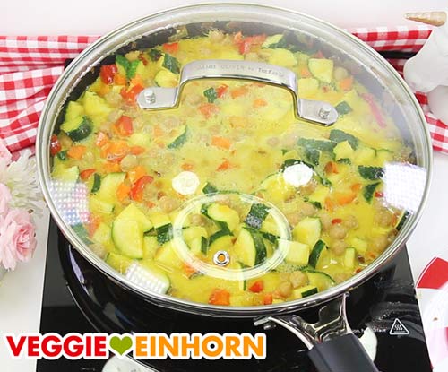 Gemüsecurry mit Deckel 10 Minuten kochen