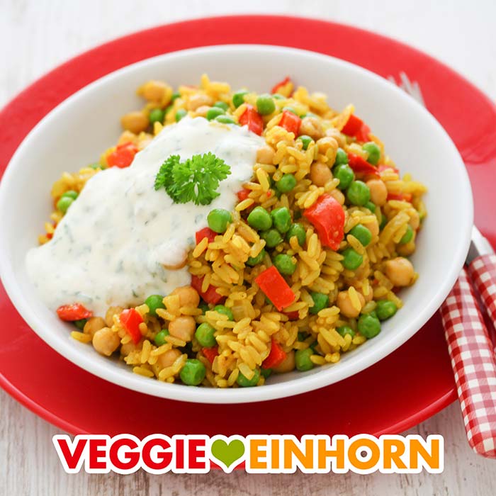 Gemüsepfanne mit Reis und Kichererbsen serviert mit veganem Joghurtdip.
