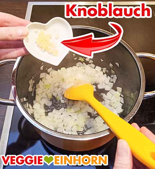 Den Knoblauch zu den Zwiebeln in den Topf zufügen. Gepresster Knoblauch wird zugefügt