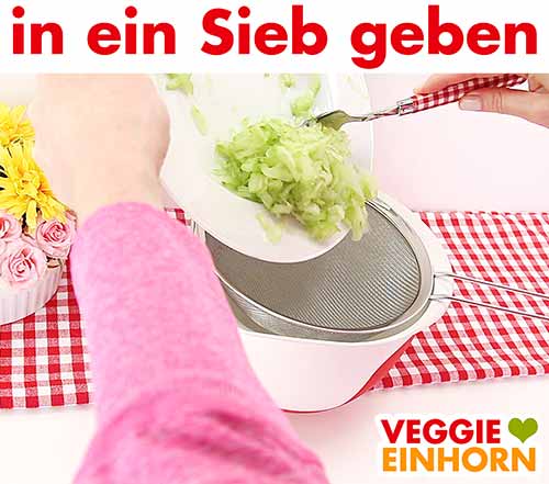 Geraspelte Gurke in ein Sieb geben