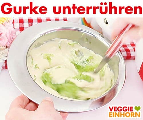 Geraspelte Gurke unterrühren