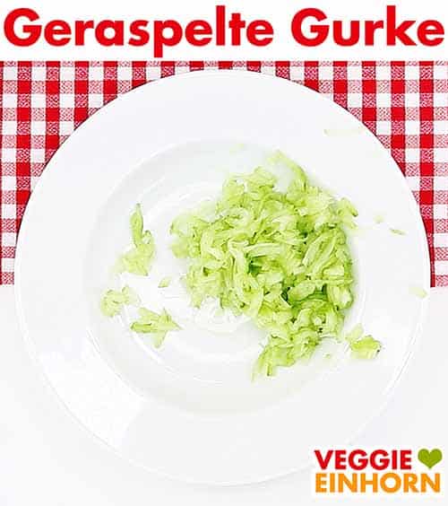 Geraspelte Salatgurke auf einem Teller
