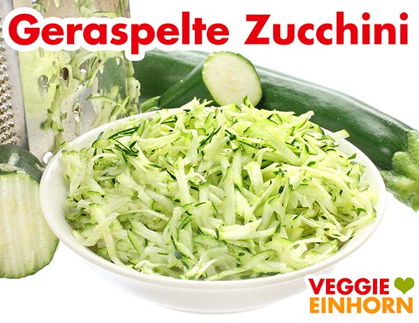 Geraspelte Zucchini und eine Vierkantreibe