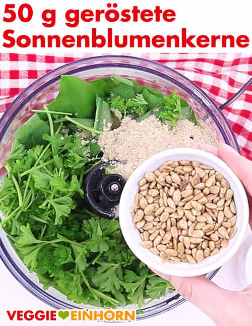 Geröstete Sonnenblumenkerne werden in den Mixer zugefügt. Geröstete Sonnenblumenkerne werden in den Mixer zugefügt.
