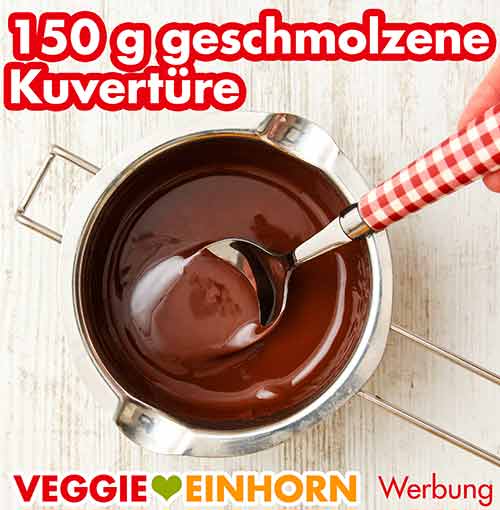 Schmelzschale mit geschmolzener Kuvertüre Die geschmolzene Zartbitterkuvertüre im Schmelztopf