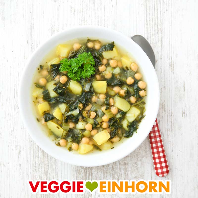 Ein Teller mit veganer Bärlauchsuppe mit Kartoffeln und Kichererbsen