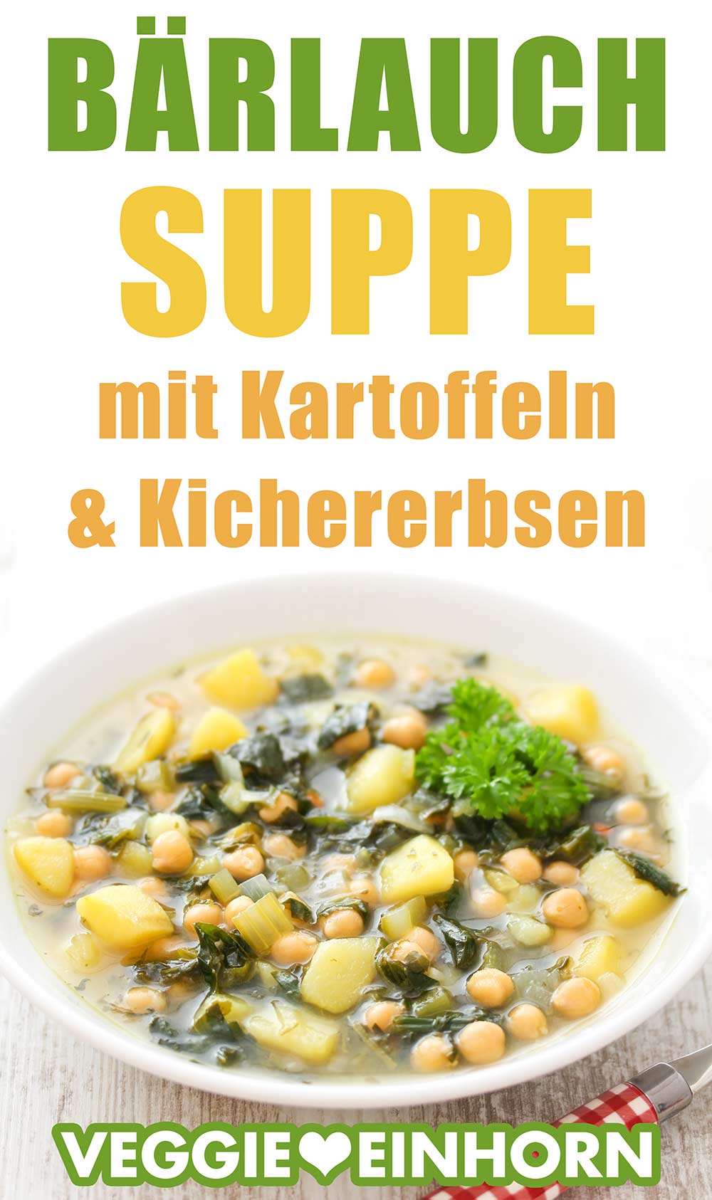 Bärlauchsuppe mit Kartoffeln und Kichererbsen serviert in einem Teller