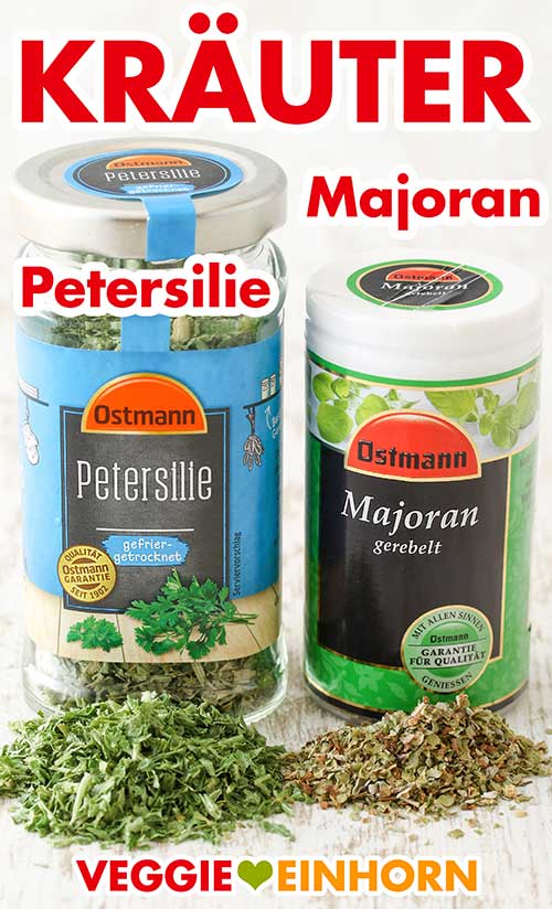 Getrocknete Petersilie und Majoran Ein Glas getrocknete Petersilie und eine Dose gerebelter Majoran