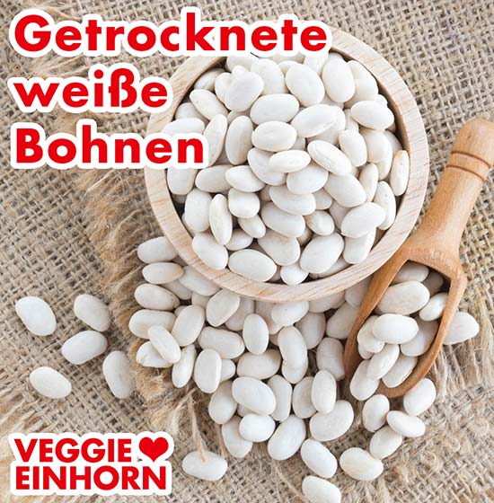 Getrocknete weiße Bohnen in einer Holzschüssel