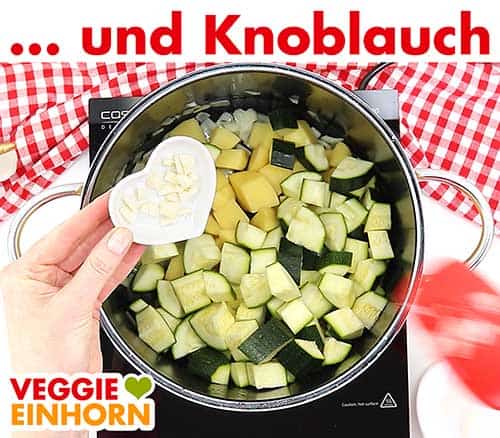 Gewürfelten Knoblauch zufügen Gewürfelten Knoblauch zufügen