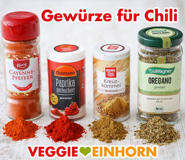 Gewürzgläser mit Cayennepfeffer, geräuchertem Paprikapulver, Kreuzkümmel und Oregano