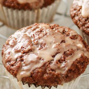 Ein Gewürzkuchen Muffin mit Zimtglasur