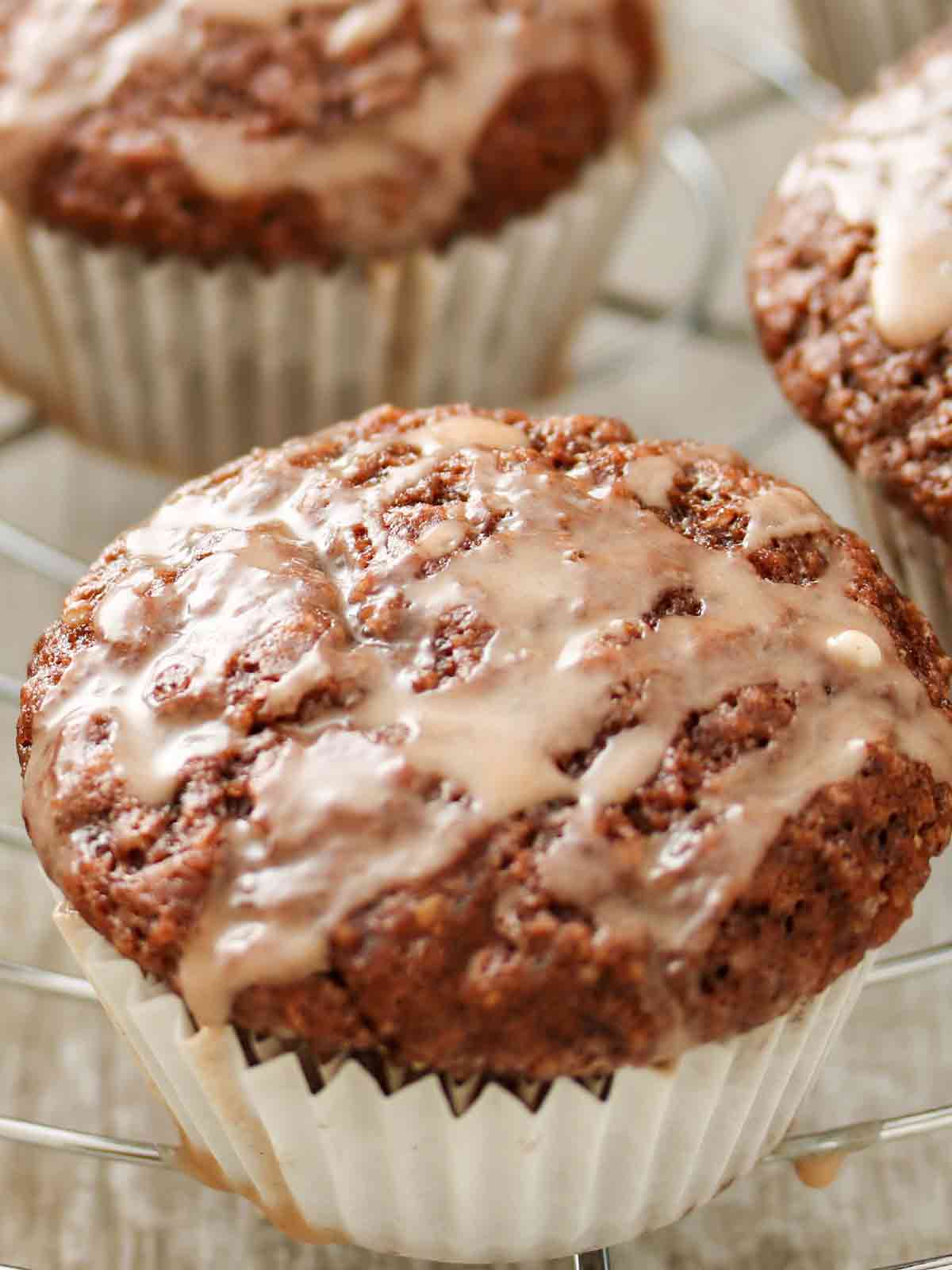 Ein Gewürzkuchen Muffin mit Zimtglasur