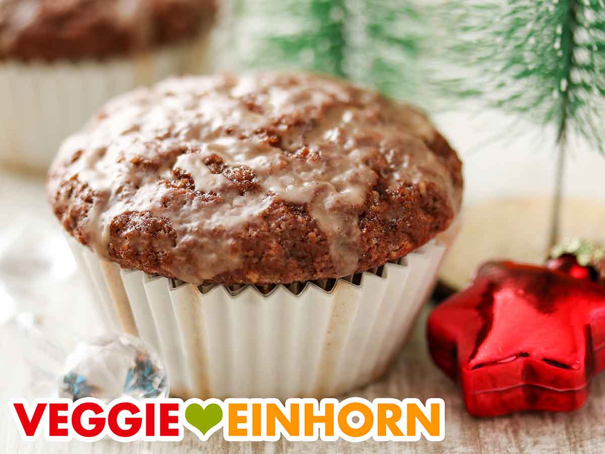 Vegane Gewürzkuchen Muffins Ein Gewürzkuchen Muffin auf einem Tisch mit Weihnachtsdeko