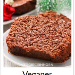 Ein veganer Gewürzkuchen auf einem Teller mit Weihnachtsdekoration