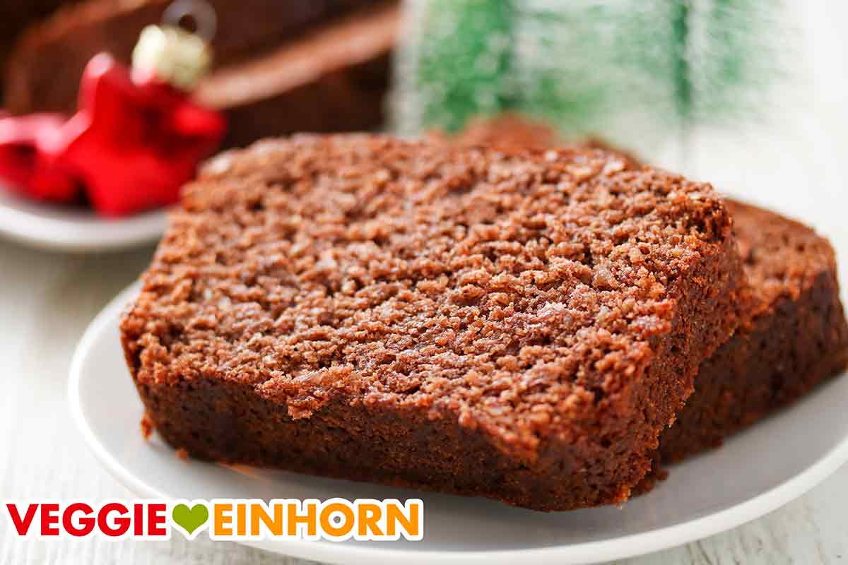 Zwei Stücke veganer Gewürzkuchen auf einem Teller
