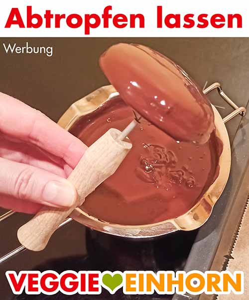 Den veganen Lebkuchen abtropfen lassen. Der mit Schokolade glasierte vegane Lebkuchen tropft ab.