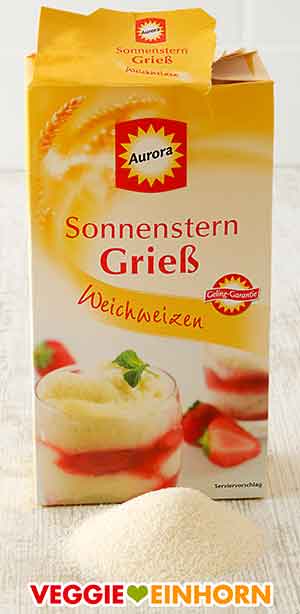 Grieß zum Bestreuen des Backpapiers auf dem Backblech. Eine Packung Grieß