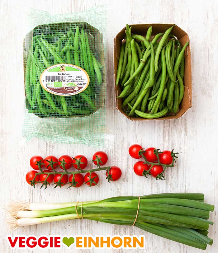 Gemüse für bunten Bohnensalat Grüne Bohnen, Cherry Tomaten, Lauchzwiebeln