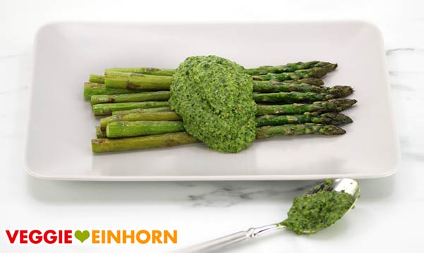Gebratener grüner Spargel mit veganem Bärlauchpesto Gebratener grüner Spargel mit veganem Bärlauchpesto