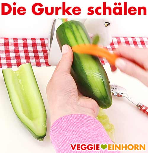 Die Gurke mit einem Sparschäler schälen.
