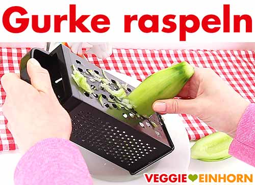 Gurke raspeln auf einer Vierkantreibe.