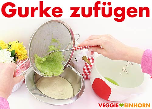 Geraspelte Gurke zufügen