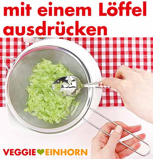 Gurken Raspel mit einem Esslöffel ausdrücken.