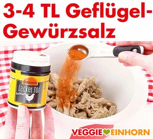Hähnchen-Gewürzsalz zu den Sojaschnetzeln geben